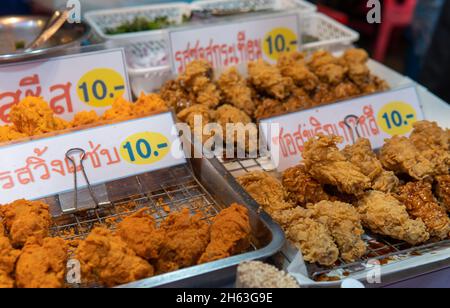 Divers aliments de rue sont vendus dans le nord de la Thaïlande marché de rue Banque D'Images