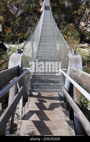 Photo Vetical d'un long pont suspendu Banque D'Images