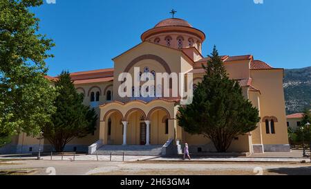 grèce,iles grecques,iles ioniennes,kefalonia,agios gerasimos monastère,saint patron de l'île de kefalonia,16ème siècle ad,église principale,intérieur de l'église,cour intérieure avec un immense arbre,bâtiment principal de l'église,moderne,nouveau Banque D'Images