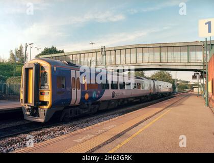 Sheffield, Royaume-Uni - 23 août 2021 : train de voyageurs (classe 158) exploité par Northern à la gare de Meadowhall pour le service de banlieue. Banque D'Images