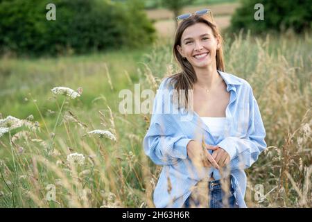 la jeune femme aime l'été dans le pays, la franconie, la bavière, l'allemagne Banque D'Images