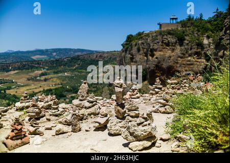 pyramides de pierres et de pièces de céramique comme symbole de l'harmonie, l'équilibre, la paix de l'esprit sous les murs de la ville de ronda, andalousie, avec la toile de fond des montagnes. Banque D'Images