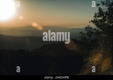 randonnée à mirador de luis ceballos pour trouver le meilleur endroit pour profiter du soleil spectaculaire dans le parc national de la sierra de las nieves, près de yungquera, andalousie, espagne Banque D'Images