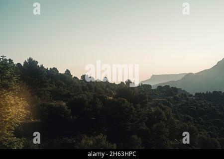 randonnée à mirador de luis ceballos pour trouver le meilleur endroit pour profiter du soleil spectaculaire dans le parc national de la sierra de las nieves, près de yungquera, andalousie, espagne Banque D'Images