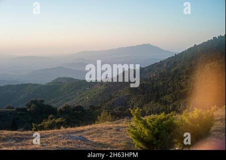 randonnée à mirador de luis ceballos pour trouver le meilleur endroit pour profiter du soleil spectaculaire dans le parc national de la sierra de las nieves, près de yungquera, andalousie, espagne Banque D'Images