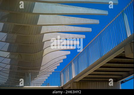 malaga, espagne: photographie de rue du passeo del muelle dos (deuxième promenade du quai), le long du port de malaga qui a ouvert en 2011. Banque D'Images