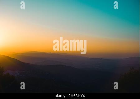 randonnée à mirador de luis ceballos pour trouver le meilleur endroit pour profiter du soleil spectaculaire dans le parc national de la sierra de las nieves, près de yungquera, andalousie, espagne Banque D'Images