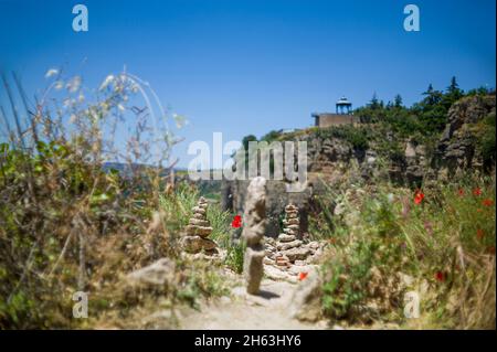 ronda pittoresque - l'une des plus grandes "villes blanches" de l'andalousie et les anciennes villes d'espagne, accrochée sur le escarpé horsetail el tajo. ronda. andalousie. espagne. Banque D'Images