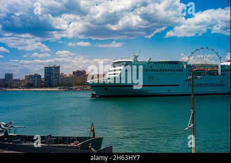 malaga, espagne: photographie de rue du passeo del muelle dos (deuxième promenade du quai), le long du port de malaga qui a ouvert en 2011. Banque D'Images