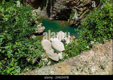 ronda pittoresque - l'une des plus grandes "villes blanches" de l'andalousie et les anciennes villes d'espagne, accrochée sur le escarpé horsetail el tajo. ronda. andalousie. espagne. Banque D'Images