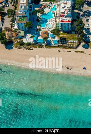 photo aérienne, hôtel complexe iberostar alcudia parc, chaises longues vides, alcudia, bleu turquoise de l'eau sur la plage d'alcudia, platja d'alcudia, plage vide en raison de la corona pandémie, aneta (sa), majorque, iles baléares, baleares, espagne Banque D'Images