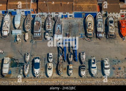 vue aérienne, bateau dans le port d'alcudia, marina, bateaux à voile, port d'alcudia, bleu turquoise, alcudia, pla de na tesa, cabaneta (sa), majorque, iles baléares, baleares, espagne Banque D'Images