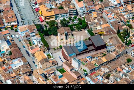 vue aérienne,théâtre municipal artà,fundació teatre municipal d'artà,à côté biblioteca municipale na batlessa,artà,iles baléares,mallorca,espagne Banque D'Images