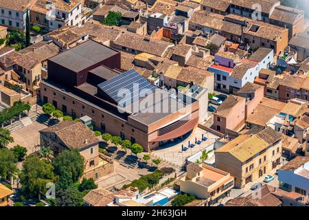 vue aérienne,théâtre municipal artà,fundació teatre municipal d'artà,à côté biblioteca municipale na batlessa,artà,iles baléares,mallorca,espagne Banque D'Images