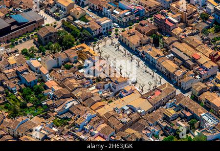 vue aérienne, centre-ville avec place du marché, plaça del conqueridor, artà, iles baléares, majorque, espagne Banque D'Images