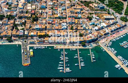 vue aérienne, maisons de vacances et maisons avec des amarres de bateau dans le port de portocolom,felanitx,iles baléares,mallorca,espagne Banque D'Images