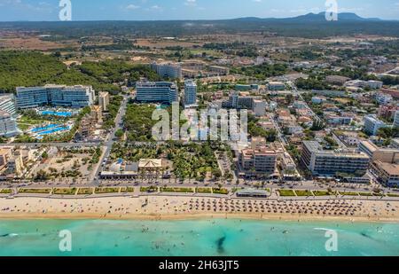 vue aérienne, vie de plage avec parasols en paille, complexes d'hôtels, parc llaut,s'arenal,palma,majorque,iles baléares,espagne Banque D'Images