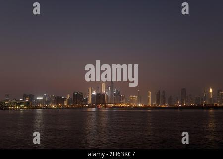 Vue panoramique sur Burj Khalifa et la ville au crépuscule Dubai Creek eau Banque D'Images
