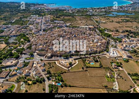 vue aérienne, vue sur la ville et mur de la ville, murada médiéval d'alcúdia,alcúdia,majorque,iles baléares,espagne Banque D'Images