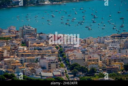vue aérienne, maisons et bateaux dans la baie de pollença,majorque,iles baléares,espagne Banque D'Images