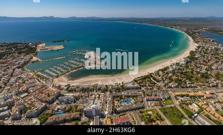 vue aérienne, port d'alcudia, baie d'alcudia, plage et port de platja d'alcudia, alcudia, majorque, iles baléares, espagne Banque D'Images