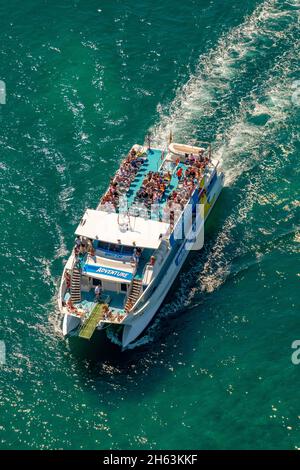 vue aérienne, tour bateau lune aventure et passagers, bateau à fond de verre, platja de muro, muro, majorque, iles baléares, espagne Banque D'Images