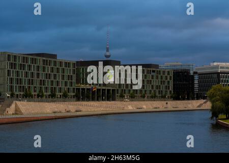 août 17,2021, berlin, allemagne, vue sur la rivière en début de matinée, dans le fond grands bâtiments et la tour de télévision Banque D'Images