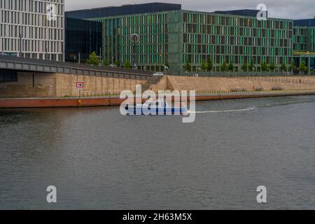 août 17,2021,berlin,allemagne,vue sur la rivière en début de matinée, bateau de la police de l'eau, grands bâtiments en arrière-plan Banque D'Images