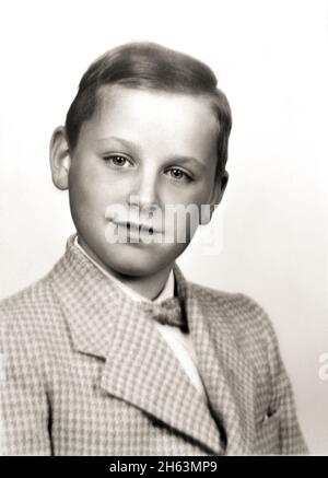1954 CA, USA : le célèbre acteur transvestite américain DIVIN ( né Harris Glenn Milstead , 1945 - 1988 ) quand était un jeune garçon de 9 ans .Photographe inconnu .- HISTOIRE - FOTO STORICHE - LGBT - LGBTQ - GAY - Homosexualité - Homosexual - Omosessualità - Omosessuale - TRAVESTITO - TRANSGENRE - IMPERSONATEUR FÉMININ - ATTORE - FILM - CINÉMA - personalità da bambini da giovane - personnalité jeune - PERSONNALITÉ - INVIA - PERSONNALITÉ - PERSONNALITÉ - JEUNES personnalités -ENFANT - ENFANTS - ENFANCE - sourire sorriso --- ARCHIVIO GBB Banque D'Images