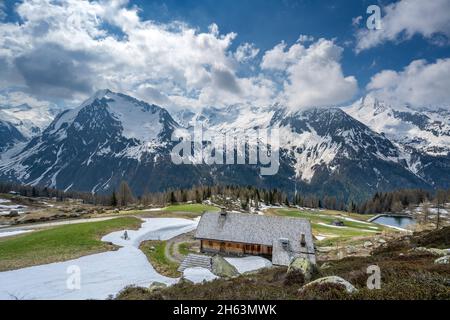 pretttau,ahrntal,province de bolzano,tyrol du sud,italie. le starklalm au-dessus de la kasern dans l'ahrntal,en arrière-plan le sattelspitze (à gauche), le merbspitze (au milieu) et le lengspitze (à droite) Banque D'Images