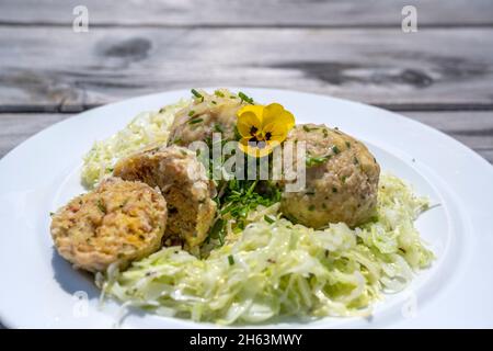 pretttau,ahrntal,province de bolzano,tyrol du sud,italie. boulettes avec coleslaw sur le tauernalm Banque D'Images