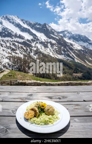 pretttau,ahrntal,province de bolzano,tyrol du sud,italie. boulettes avec coleslaw sur le tauernalm Banque D'Images