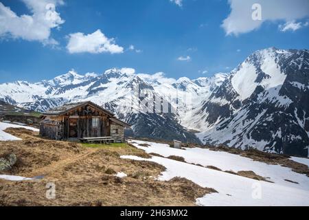 pretttau,ahrntal,province de bolzano,tyrol du sud,italie. cabane en seppels devant la puissante dreiherrnspitze Banque D'Images