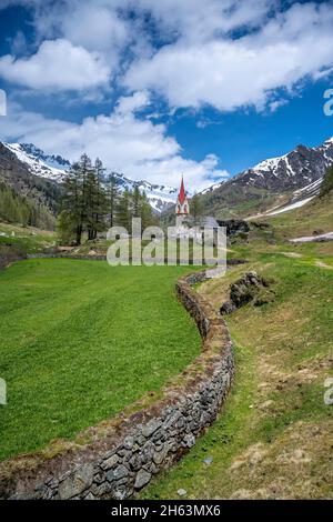 prettau,ahrntal,province de bolzano,tyrol du sud,italie. la chapelle saint-esprit près de la ville de kasern Banque D'Images