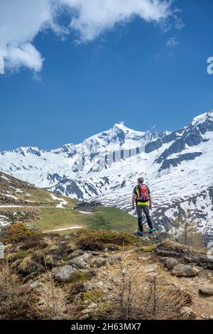 pretttau,ahrntal,province de bolzano,tyrol du sud,italie. un randonneur de montagne en face de la puissante dreiherrnspitze Banque D'Images