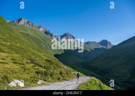 sankt jakob dans defereggen, tyrol de l'est, autriche. un randonneur unterwergs dans l'arvental Banque D'Images