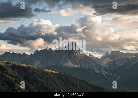 vue de la montagne thurntaler sur la crête principale de carnic à la dreischusterspitze (3145 m) dans les dolomites de sesto, vue de l'autriche à l'italie, ville de vallée de sillian, tyrol est, district de lienz, tyrol, autriche Banque D'Images
