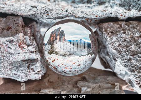 tre cime di lavaredo (trois pics de lavaredo) vu à travers une boule de cristal, dolomites, fourche de lavaredo, auronzo di cadore, belluno, veneto, italie Banque D'Images