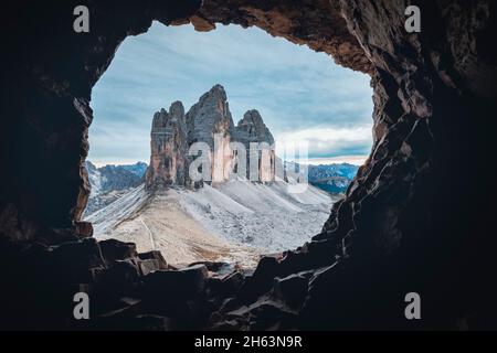 trois pics de lavaredo vus à travers une fenêtre sculptée dans le rocher,dolomites,auronzo di cadore,belluno,veneto,italie Banque D'Images