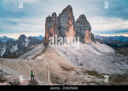 randonneur debout en regardant vers le tre cime di lavaredo,dolomites,auronzo di cadore,belluno,veneto,italie Banque D'Images