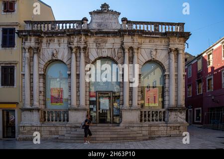 place nationale (narodni trg square) avec des informations touristiques dans la ville de marbre zadar, destination touristique populaire en croatie, europe Banque D'Images