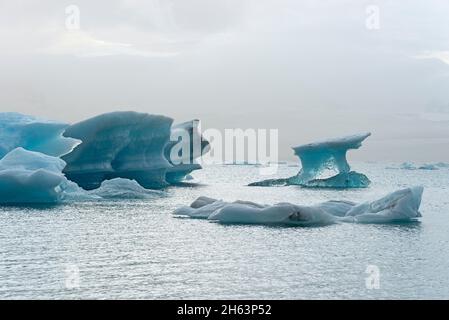 les icebergs flottent sur l'eau de la lagune du glacier de jokulsarlon, parc national de vatnajokull, islande Banque D'Images