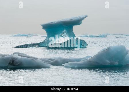 les icebergs flottent sur l'eau de la lagune du glacier de jokulsarlon, parc national de vatnajokull, islande Banque D'Images