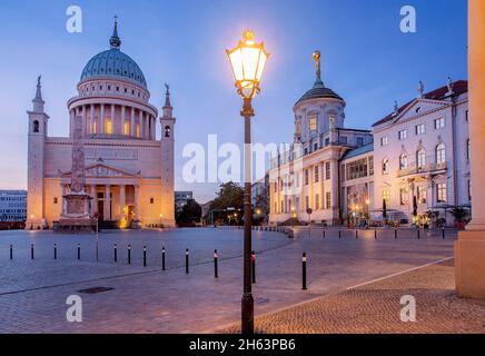 vieux marché avec st nikolaikirche et la vieille mairie dans l'ambiance du soir, potsdam, brandebourg, allemagne Banque D'Images