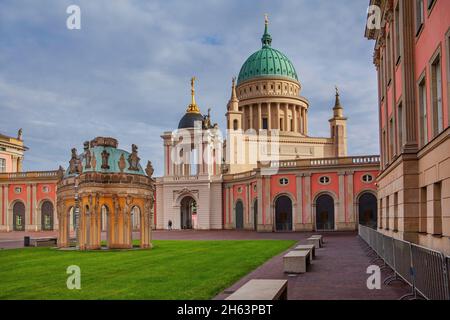 heureusement du palais de la ville avec st nikolaikirche,potsdam,brandebourg,allemagne Banque D'Images