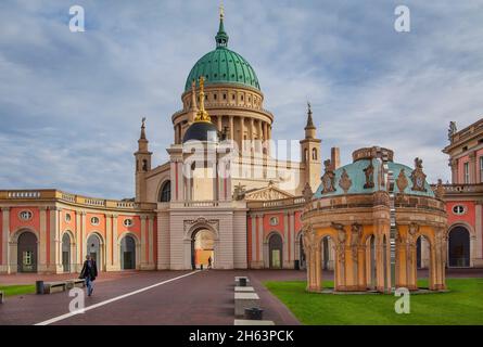 heureusement du palais de la ville avec st nikolaikirche,potsdam,brandebourg,allemagne Banque D'Images