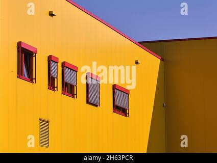 bâtiment jaune, fenêtres rouges, ciel bleu, zone commerciale, Banque D'Images