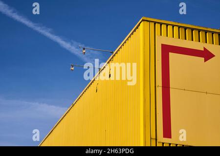 flèche rouge, entrepôt jaune, ciel bleu, parc industriel, Banque D'Images