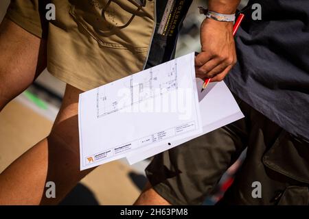 allemagne,bavière,construction d'une maison préfabriquée en bois, charpentier avec plan, Banque D'Images