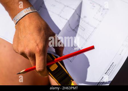 allemagne,bavière,construction d'une maison préfabriquée en bois, charpentier avec plan, Banque D'Images